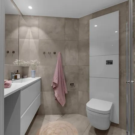 Vervet Skyview L L Near Attractions Daire Tromsø